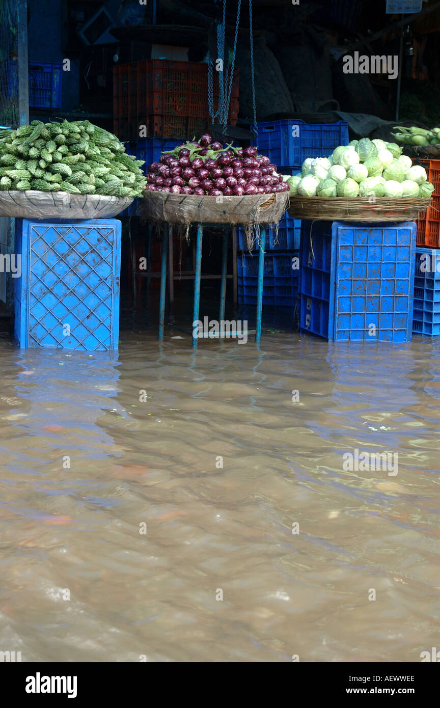 Negozio di vegetali in piogge monsoniche a Bombay ora Mumbai India Foto Stock