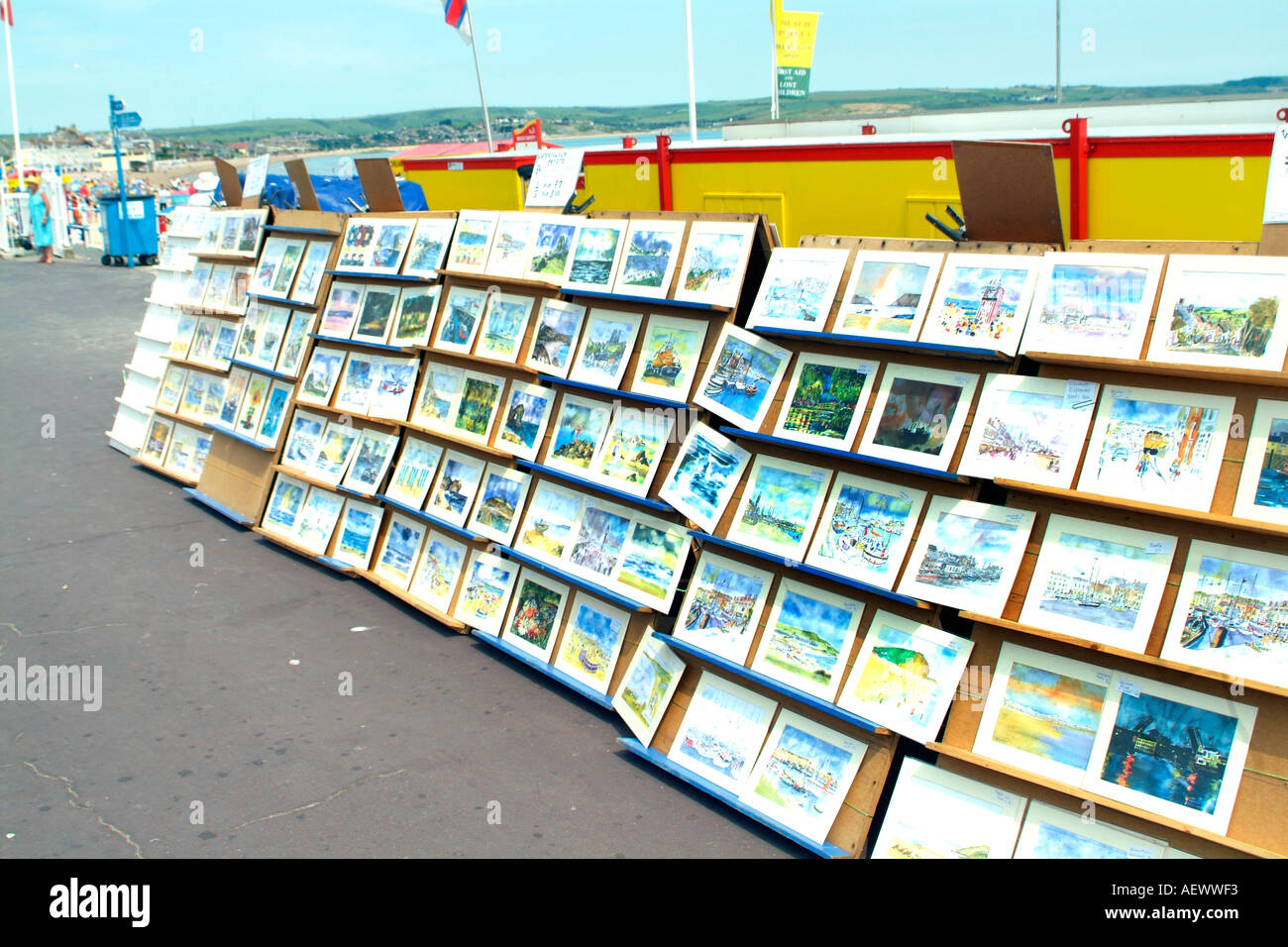 Gli artisti lavorano sul display per la vendita al Bournemouth Arts Festival. Foto Stock