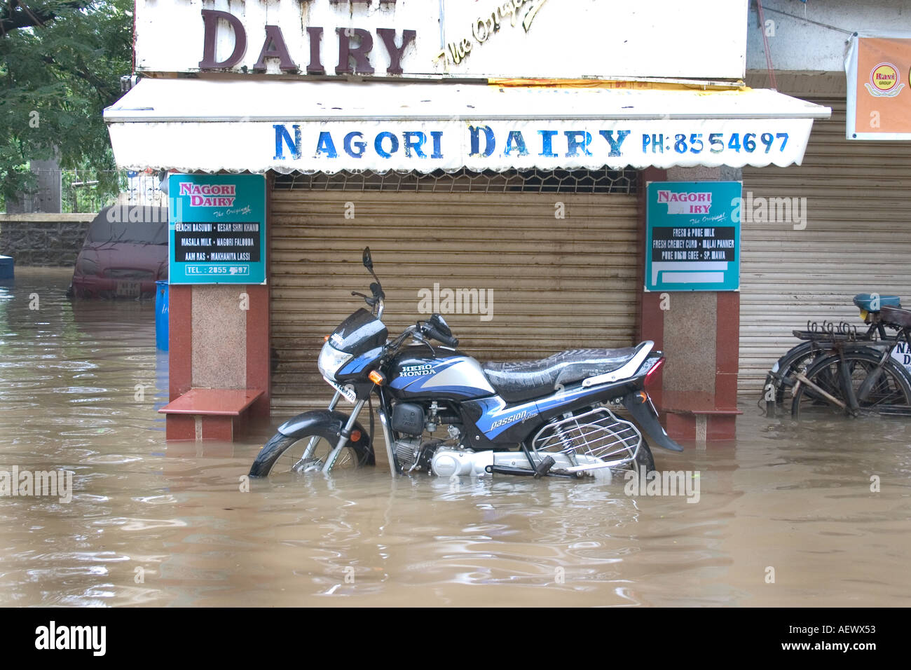 Bike sommerso in monsone di acqua di pioggia a Bombay ora Mumbai India Foto Stock