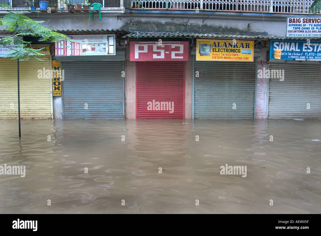 Street inondazioni dopo piogge monsoniche a Bombay ora Mumbai India Foto Stock