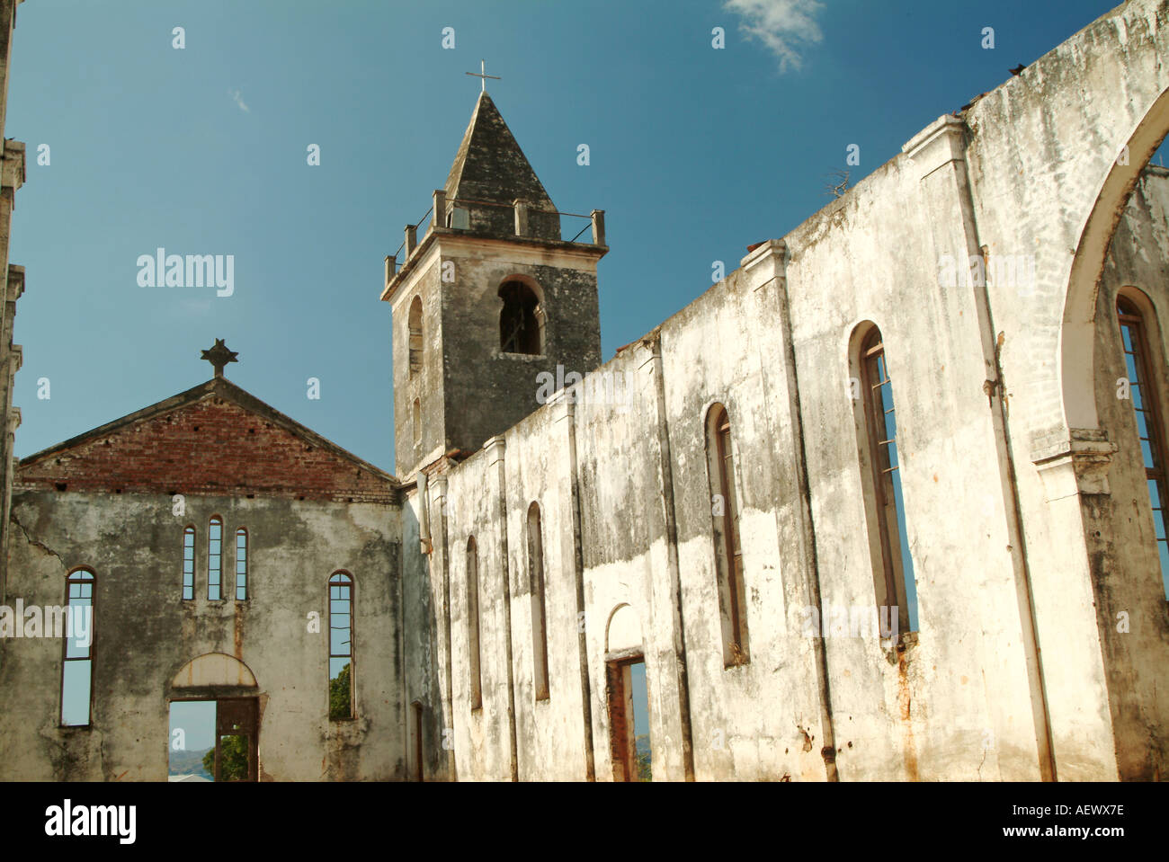 Un vuoto abbandonato la Chiesa cattolica nel piccolo villaggio di Cobue. Mozambico, Africa Foto Stock