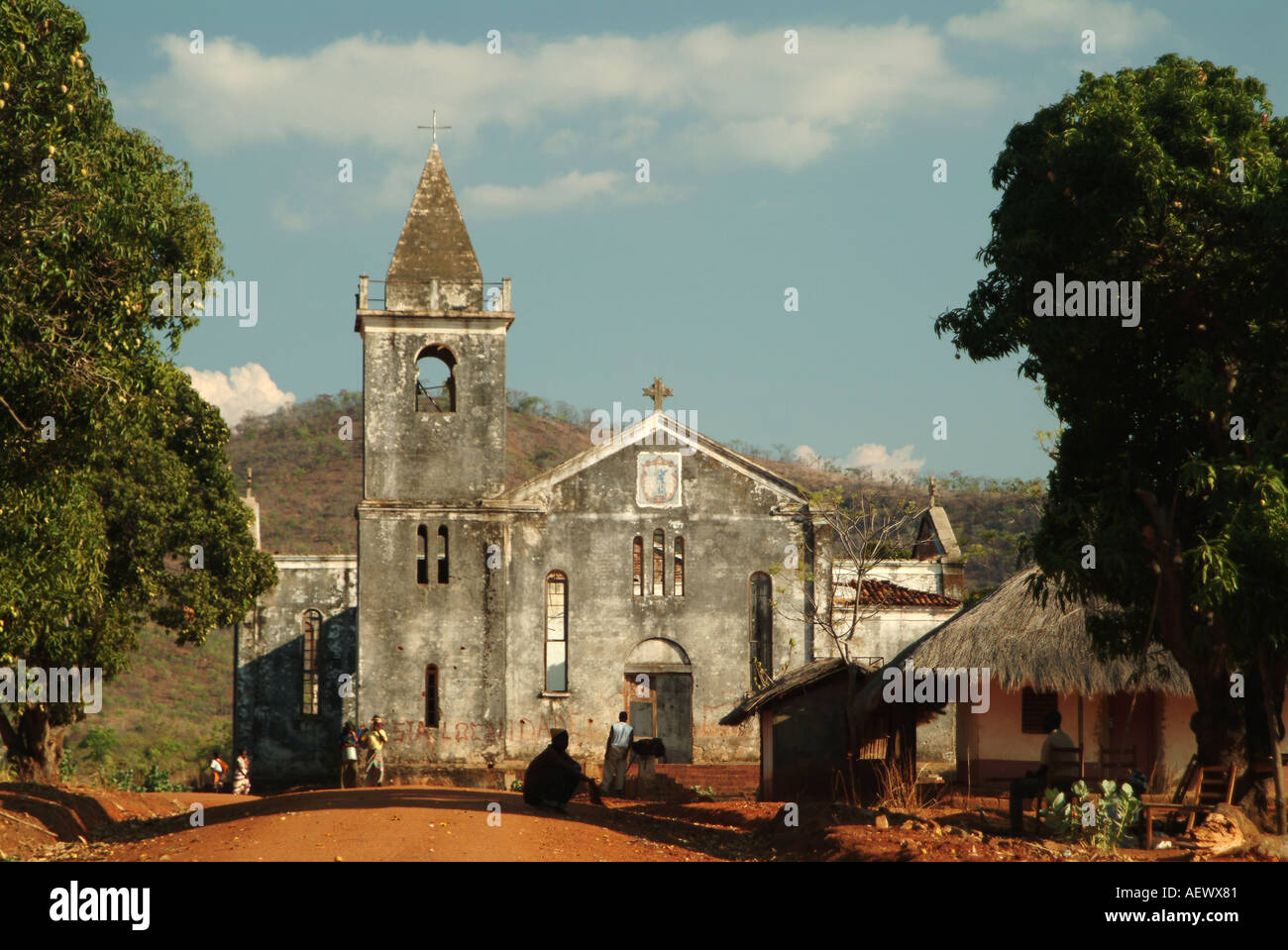 Un abbandonato la Chiesa cattolica nella piccola cittadina di Cobue nella provincia di Niassa. Mozambico, Africa Foto Stock