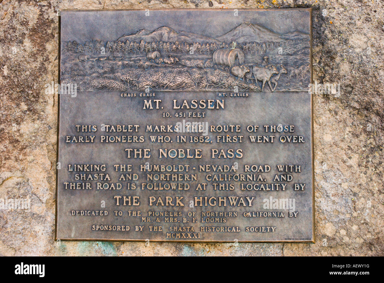 Lapide che ricorda il pioniere attraversamento del nobile Pass Parco nazionale vulcanico di Lassen California Foto Stock