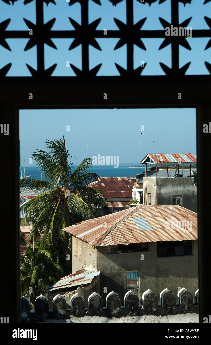 Guardando verso il punto di vista della città di pietra dalla punta Tippu home sull'isola di Zanzibar. Africa Foto Stock