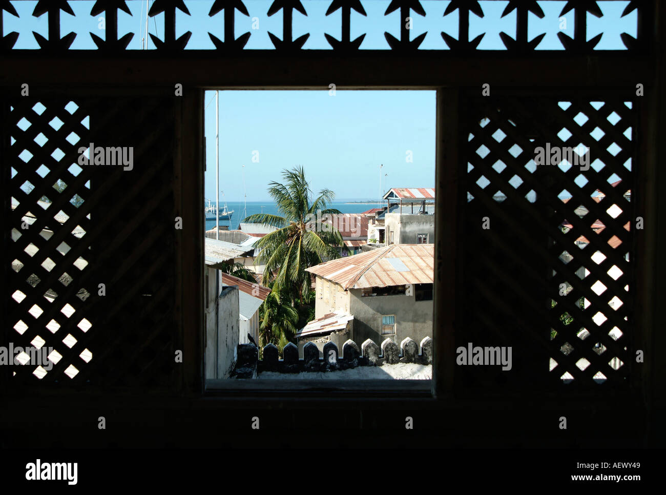 Guardando verso il punto di vista della città di pietra dalla punta Tippu home sull'isola di Zanzibar. Africa Foto Stock