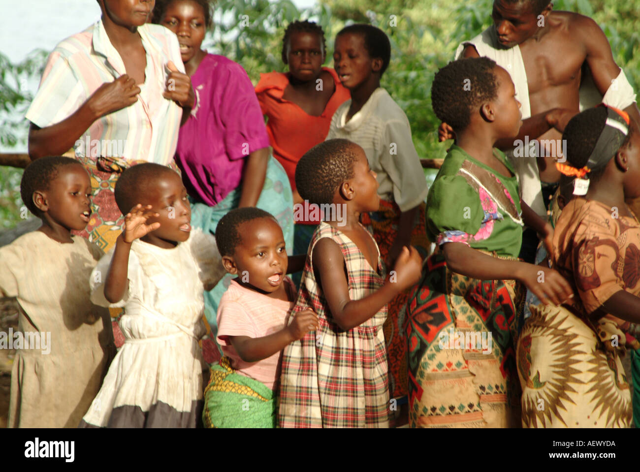 I bambini e le donne tradizionalmente la danza al ritmo del tamburo. Il lago Malawi, Africa Foto Stock