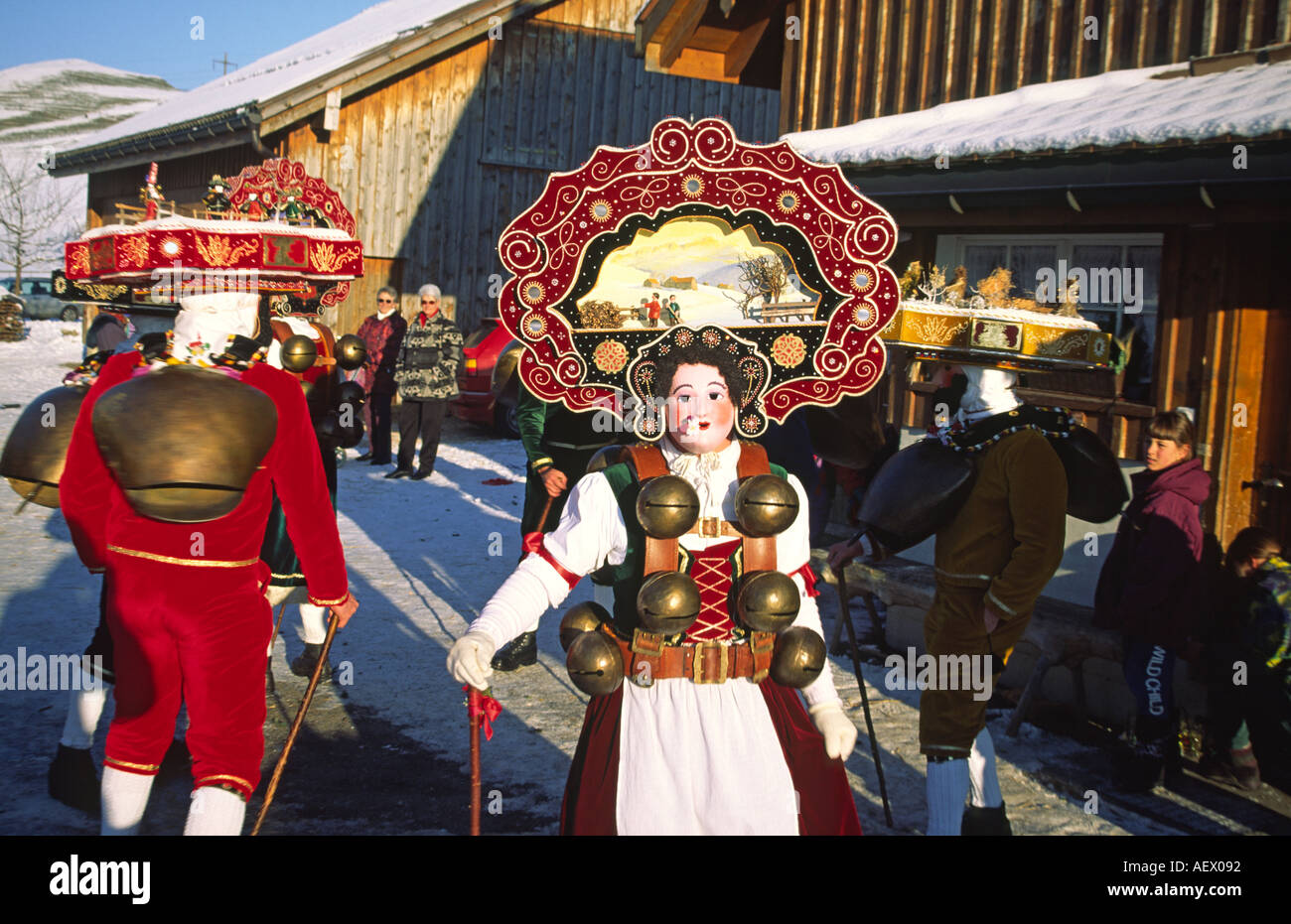 La Svizzera Appenzell tradizionale New Years Eve rito Silvestro Klausen vecchi costumi Foto Stock