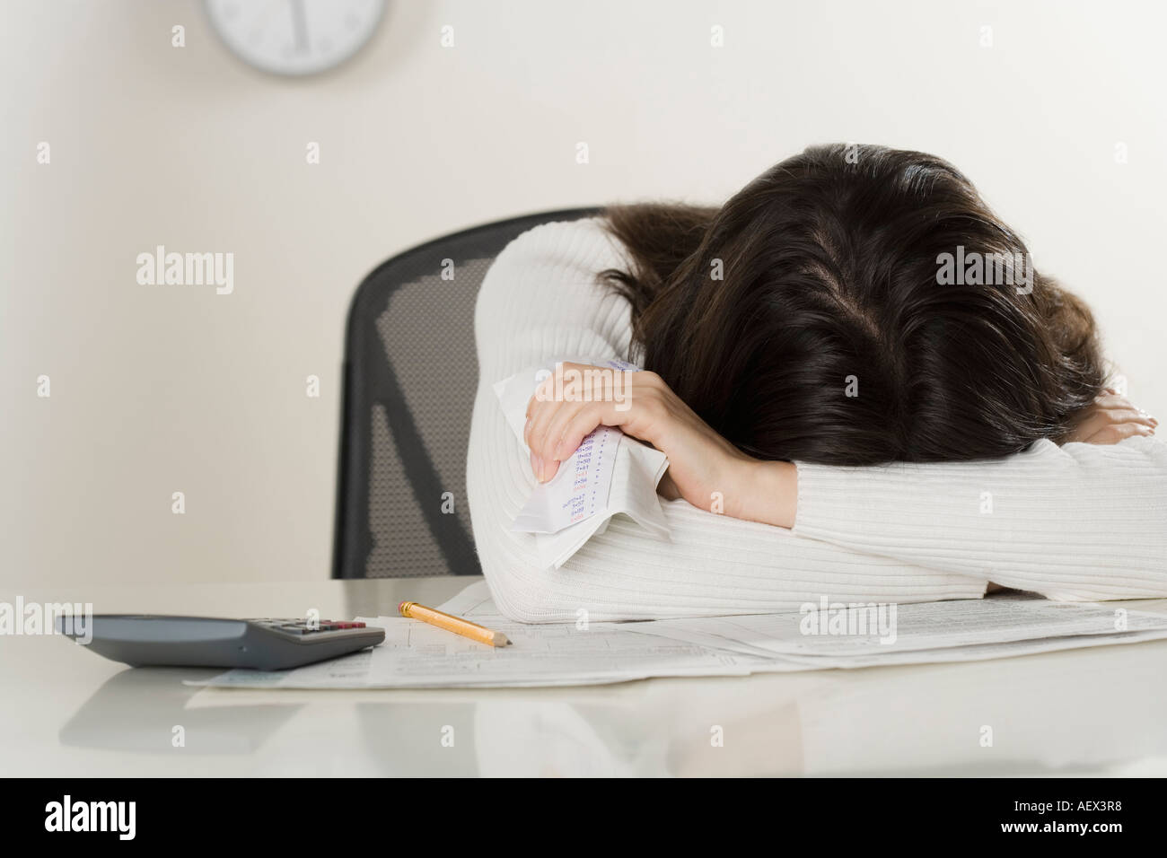 Donna al lavoro su documenti cartacei Foto Stock