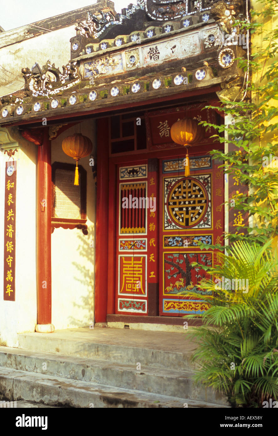 Dipinto luminosamente ingresso al piccolo tempio di Nguyen Thai Hoc Street, Hoi An, Viet Nam Foto Stock