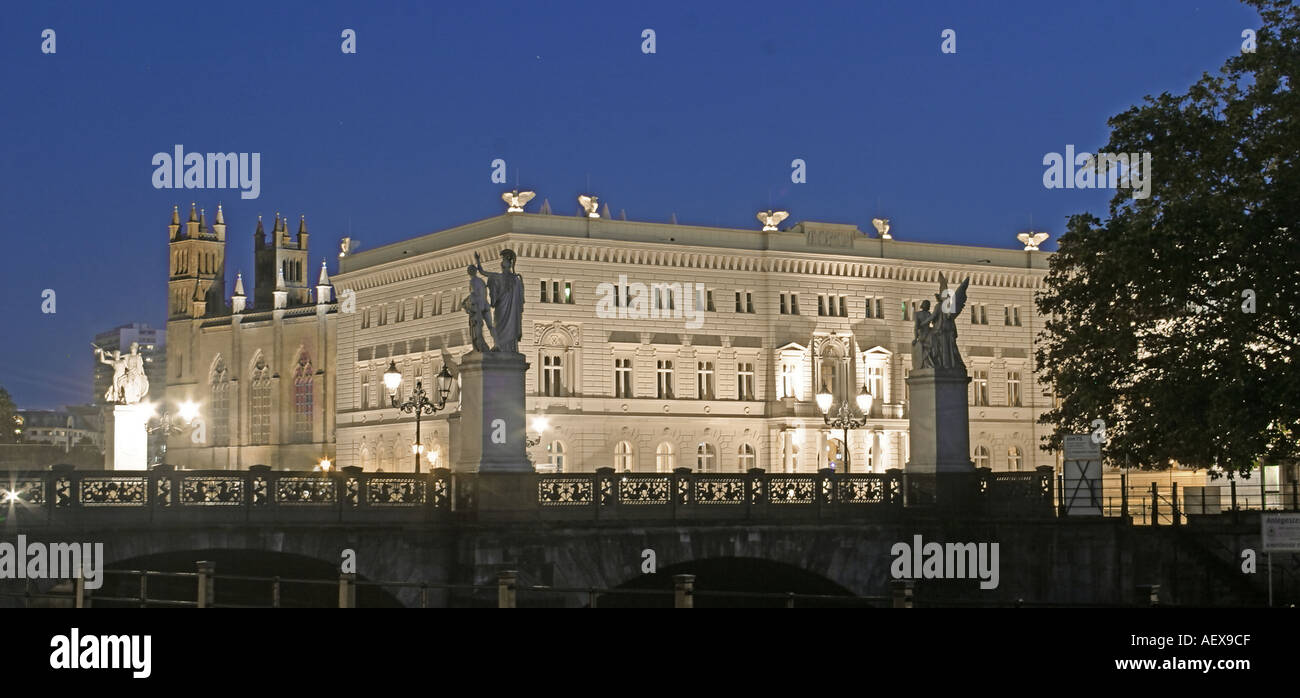 Berlino ponte del castello sotto i tigli di Bertelsmann AG headquarter Foto Stock