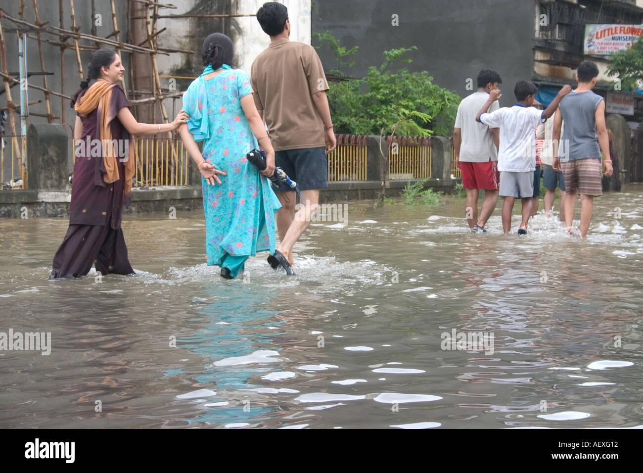 Persone che camminano in strada allagata dopo la pioggia monsonico, Bombay, Mumbai, Maharashtra, India, Asia Foto Stock