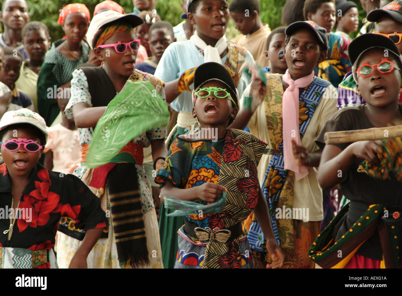Le donne e le ragazze partecipano in una danza tradizionale di concorrenza. Nkhata Bay, Malawi, Africa Foto Stock