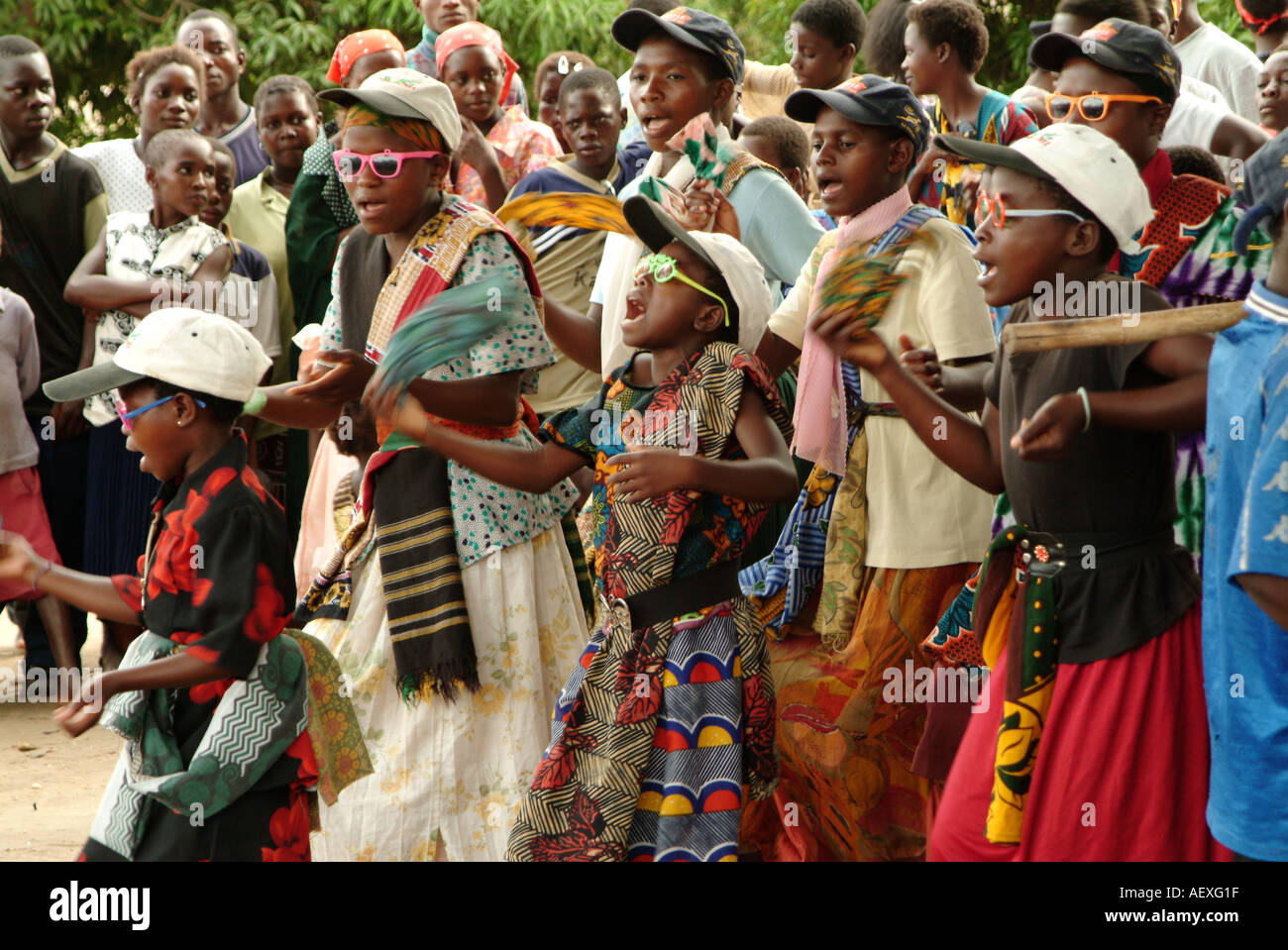 Le donne e le ragazze partecipano in una danza tradizionale di concorrenza. Nkhata Bay, Malawi, Africa Foto Stock