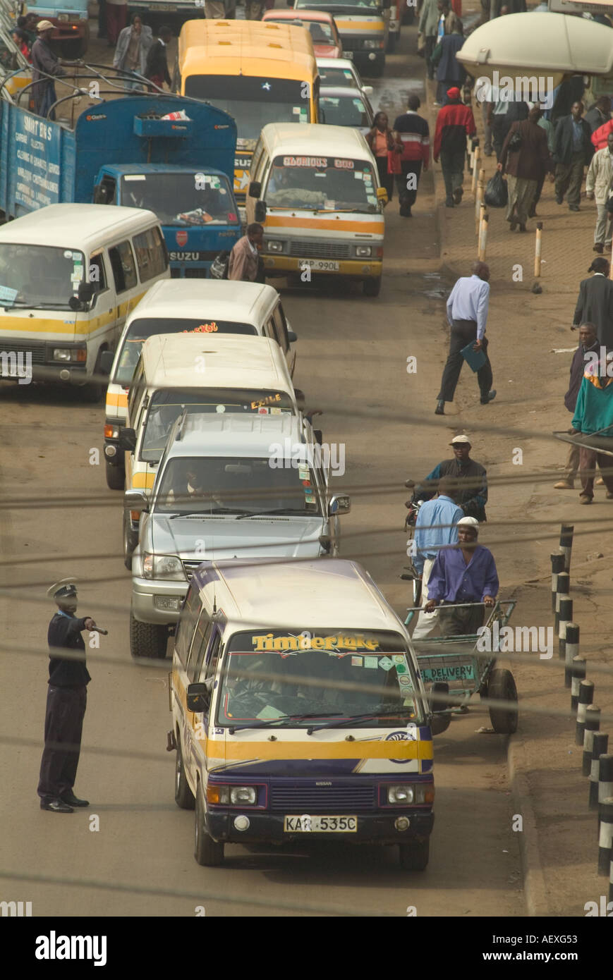Latema trafficata strada in Kenya di Nairobi capitale. Kenya, Africa Foto Stock