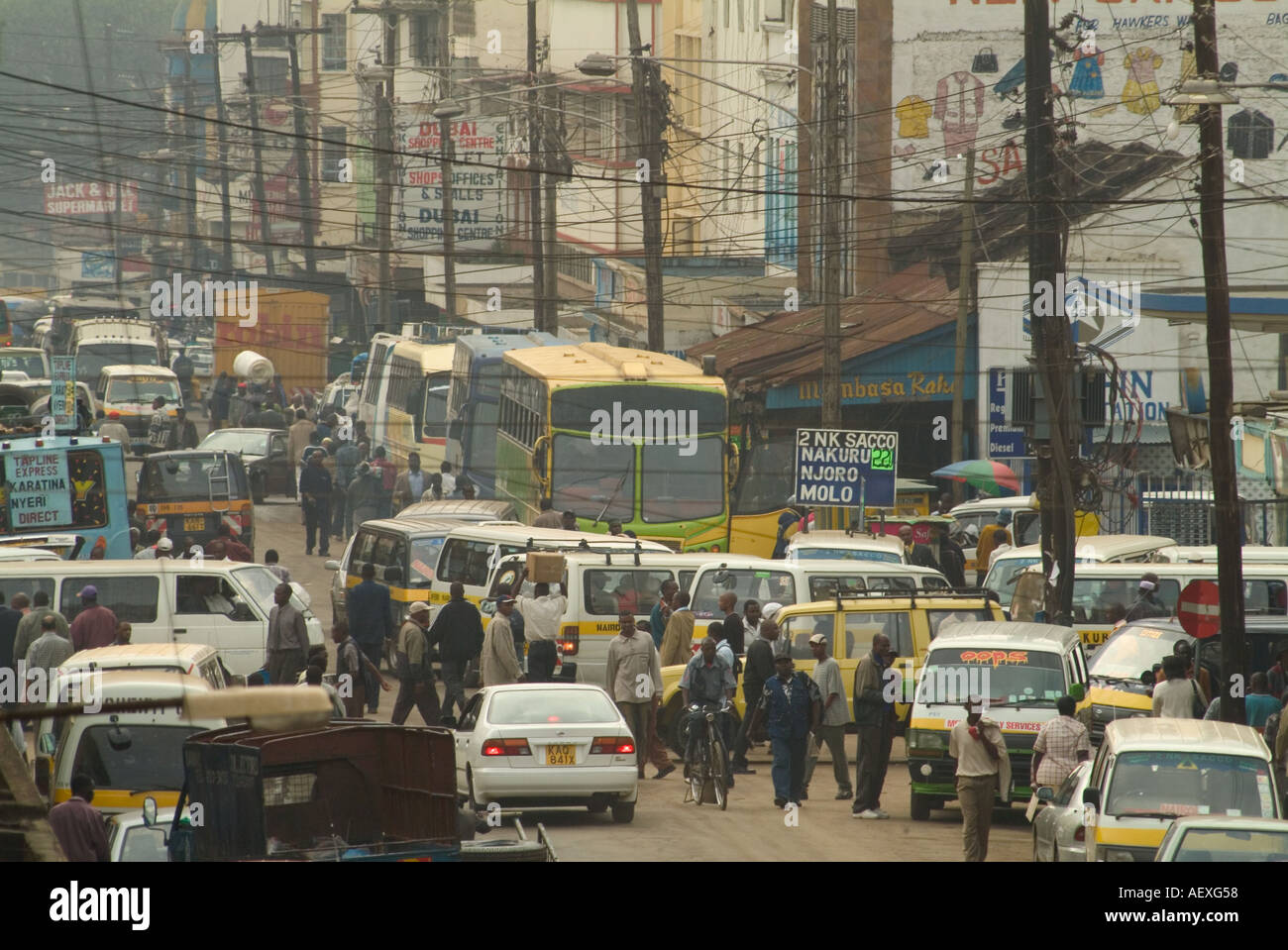 Latema trafficata strada in Kenya di Nairobi capitale. Kenya, Africa Foto Stock