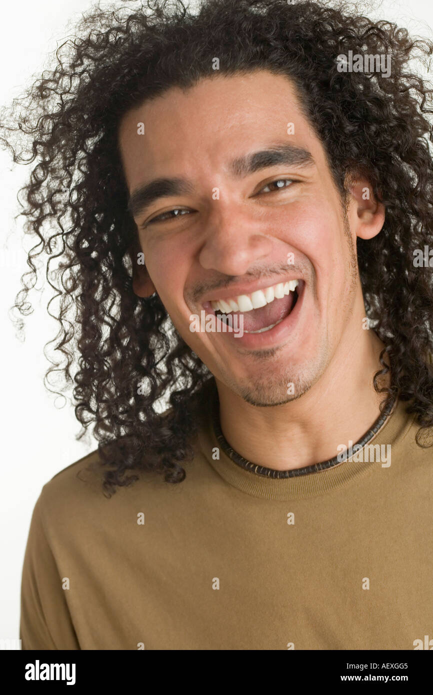 Ritratto di un felice giovane uomo Foto Stock