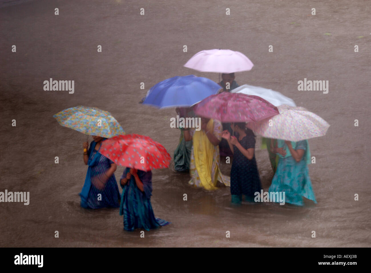 Monsoon World record pioggia acqua allagato strada alluvione alluvione a Kalyan Bombay ora Mumbai Maharashtra India India Asia indiana asiatico Foto Stock