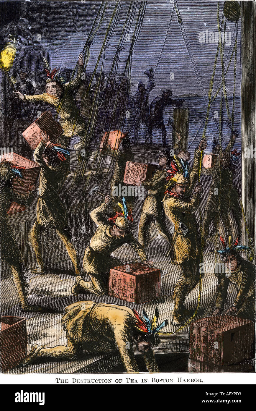 Il Boston Tea Party patriots vestito come Indiani distruggendo il tè nel porto di Boston 1773. Colorate a mano la xilografia Foto Stock