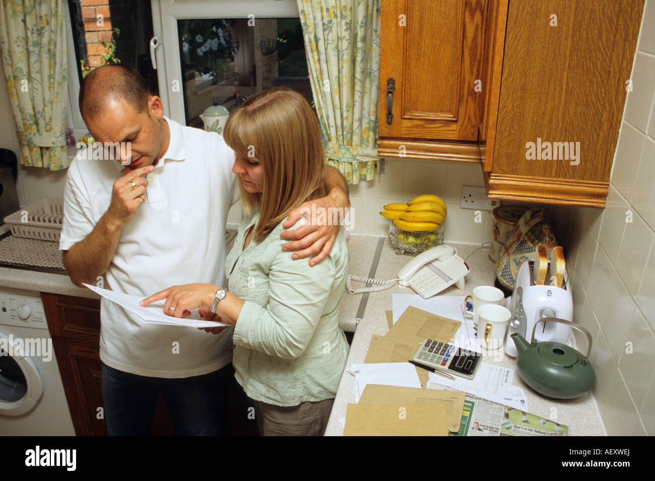 Giovane interessato da Morning Post Foto Stock