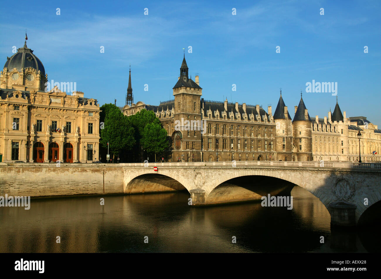 Francia - Commerce legge corte Conciergerie e Pont au cambiare a Parigi Foto Stock