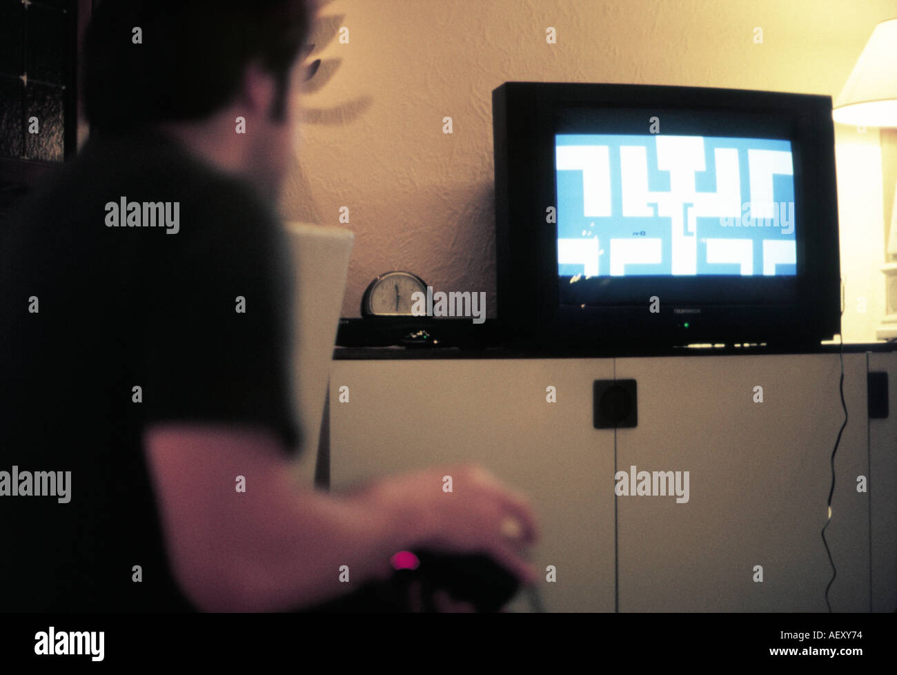 Un ragazzo giocando un antico gioco per computer chiamato Atari avventura visualizzati su un televisore con un joystick Foto Stock