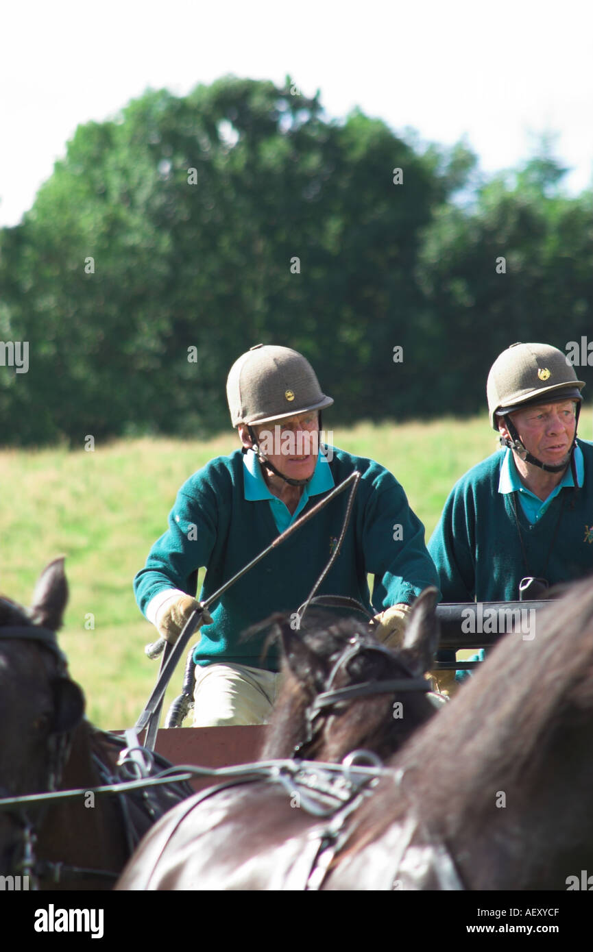 S.a.r. il Duca di Edimburgo competere nel 2005 Lowther prove di guida con il suo team di quattro Welsh Mountain pony Foto Stock