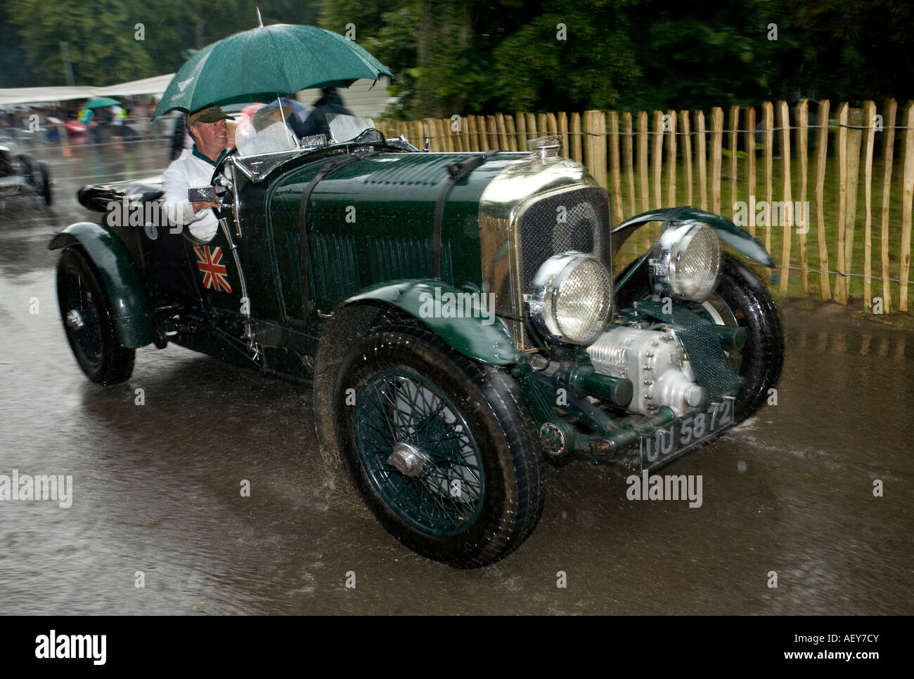 Il 1929 Bentley 4.5 litri sovralimentato "Birkin Soffiante' Lascia un paddock umido a Goodwood Festival della velocità, Sussex, Regno Unito. Foto Stock