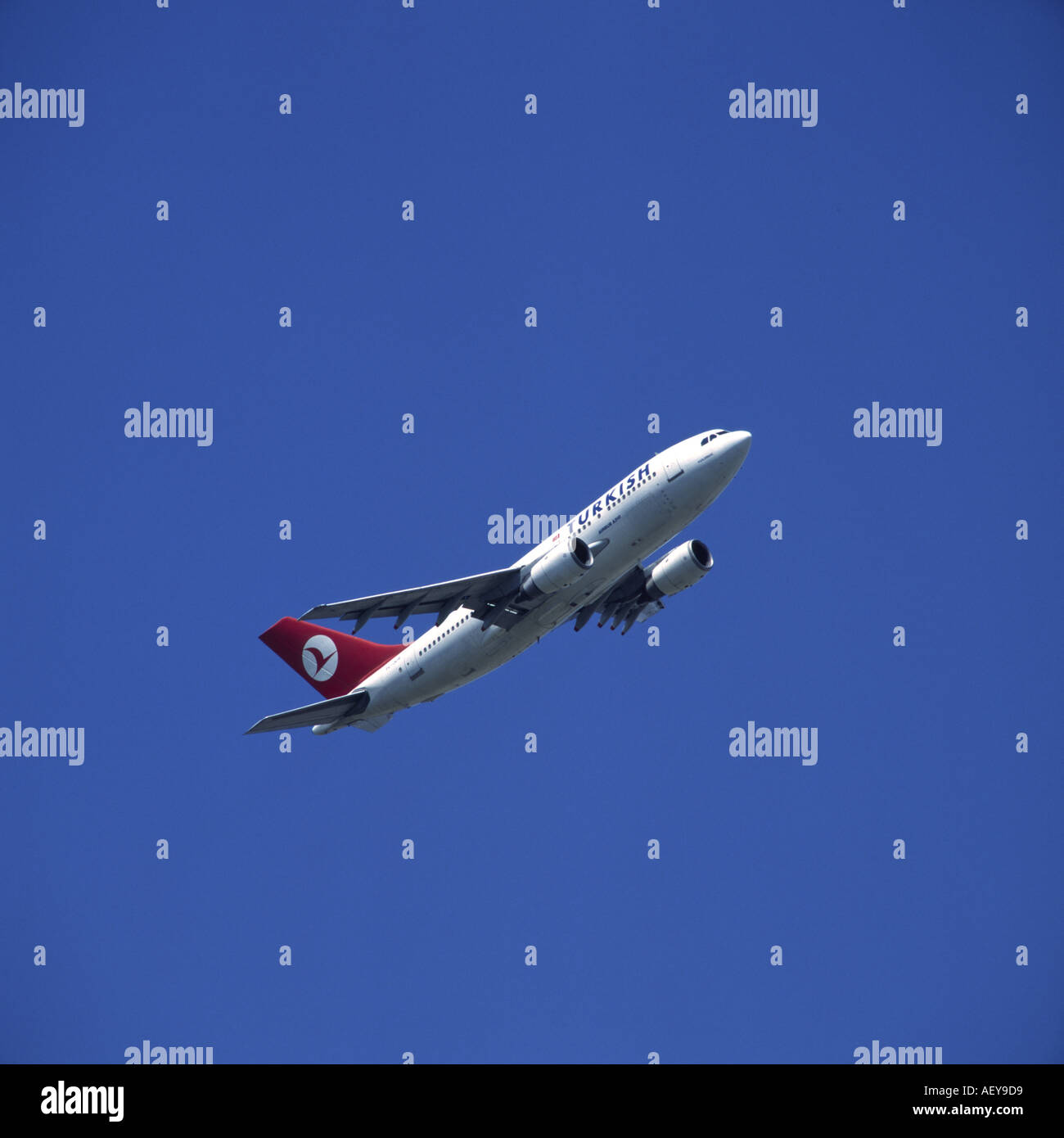 La Turkish Airlines Airbus A310 in volo con il blu del cielo Foto Stock