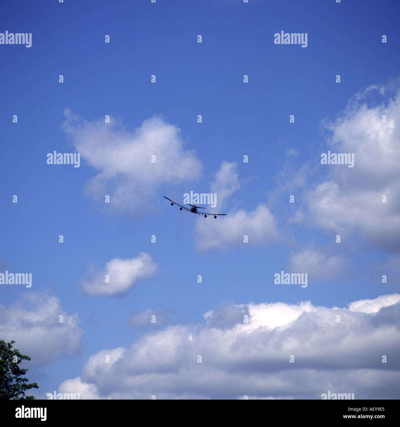 Aeromobili battenti lontano nel cielo blu Foto Stock