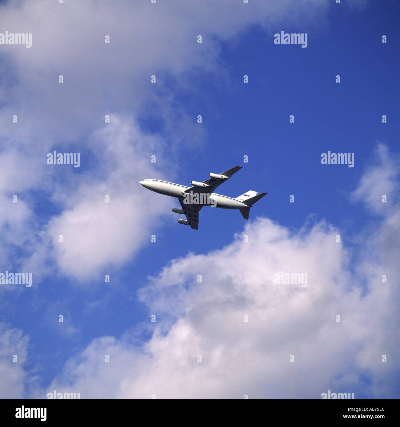 Aereo di linea contro il cielo blu modulo sottostante Foto Stock