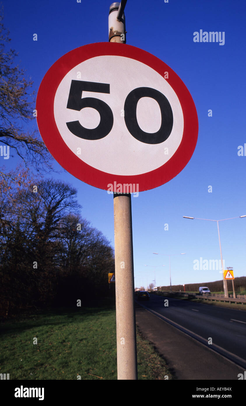 50 miglia per ora il limite massimo di velocità segnale di avvertimento sulla strada in leeds Yorkshire Regno Unito Foto Stock