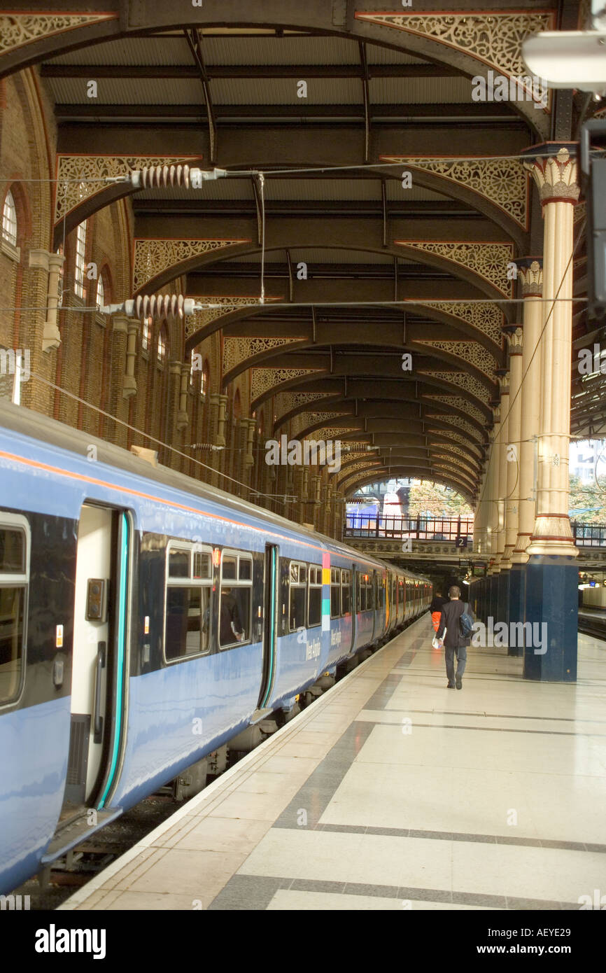 In attesa del treno a Londra ferroviario della piattaforma Foto Stock