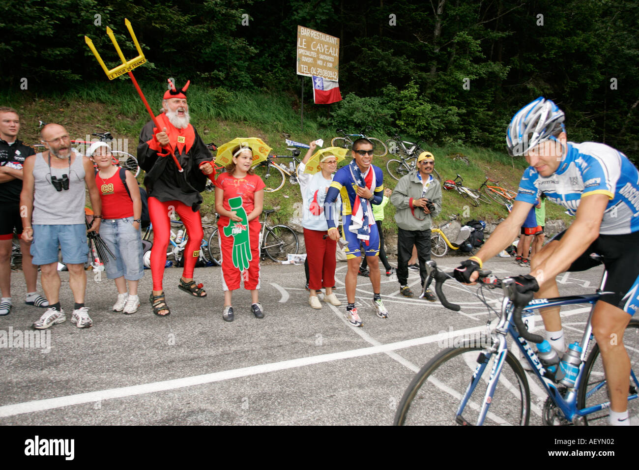 Tour de France 2005 Una scoperta rider soffre di fronte alla folla come il diavolo esige più velocità da un pilota Foto Stock