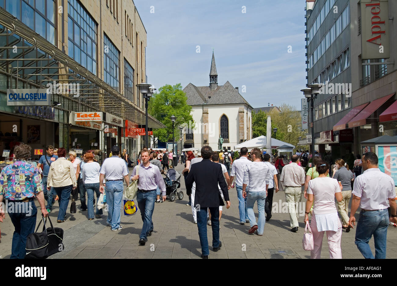 La zona pedonale di Essen street Kettwiger Strasse Marktkirche Chiesa di mercato in background Foto Stock