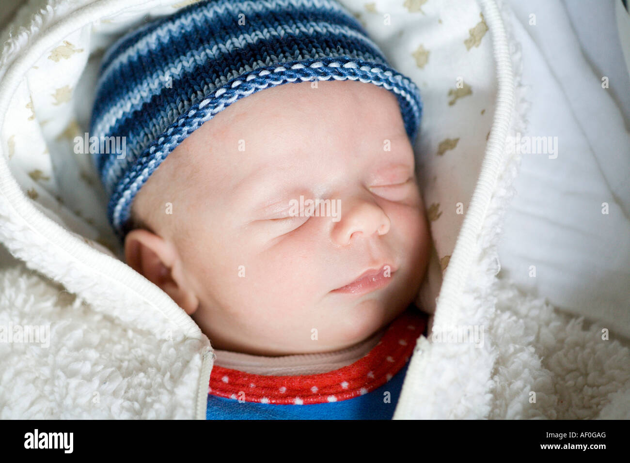 Bambino a due settimane Foto Stock