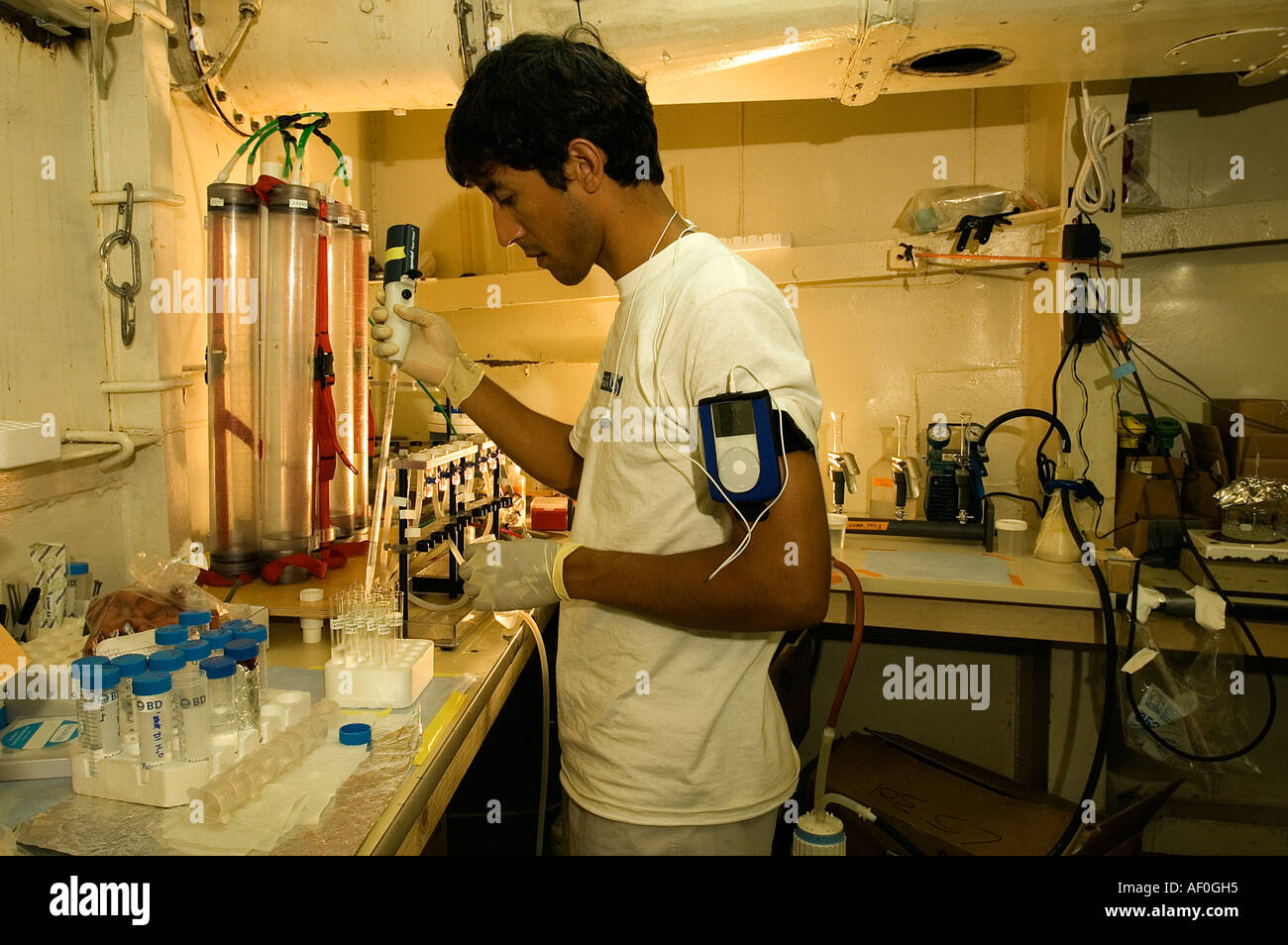 Steven Smriga eseguendo test microbiologico su campioni di acqua di mare Foto Stock