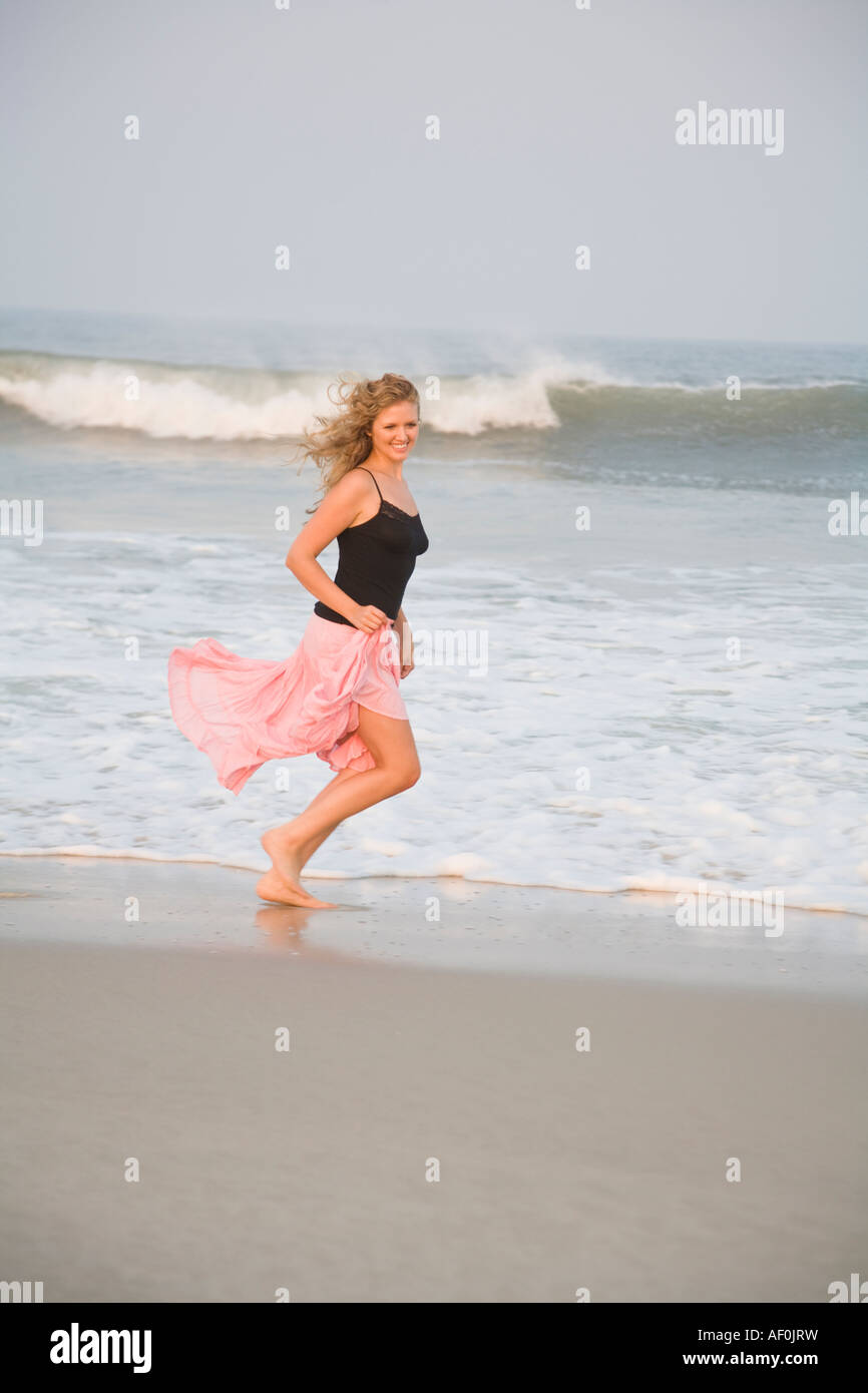 Bella bionda giocando sulla spiaggia Foto Stock