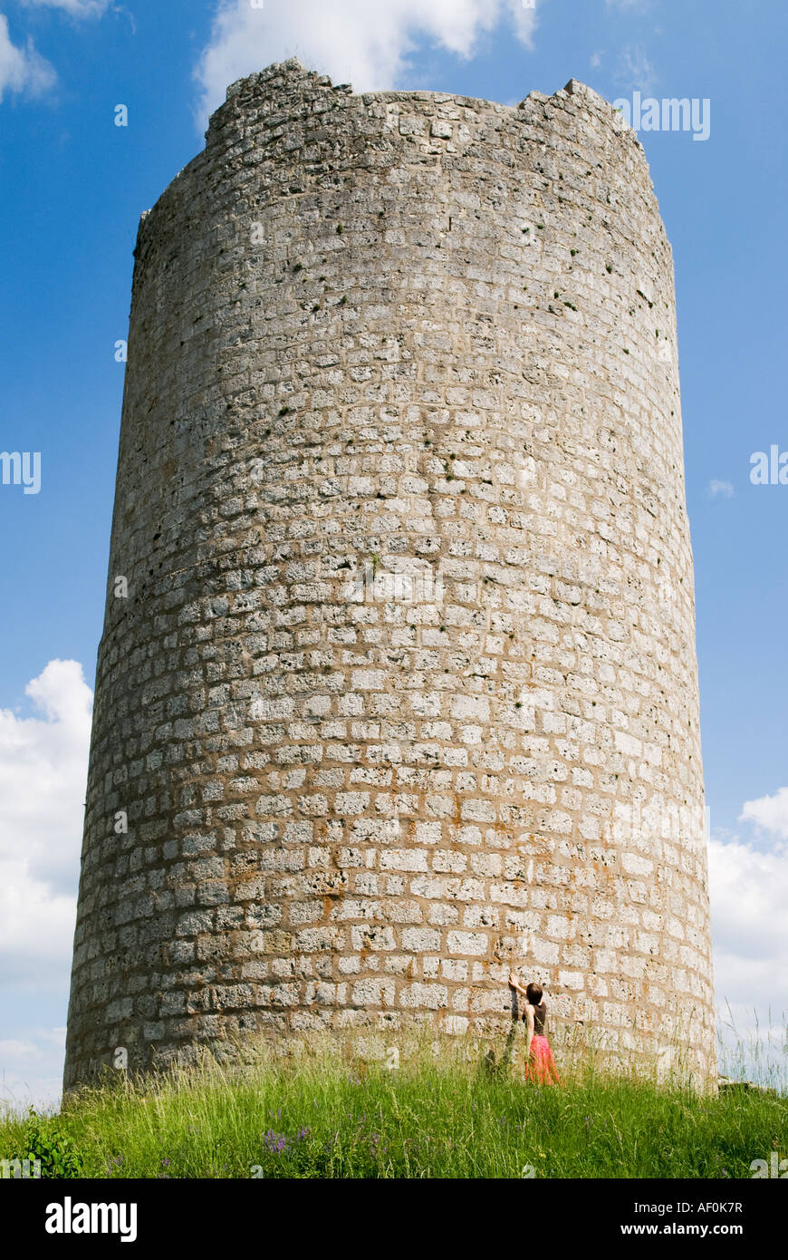 Turista femminile in piedi alla base della rovina della torre di castello, Kallmuenz, Germania Foto Stock