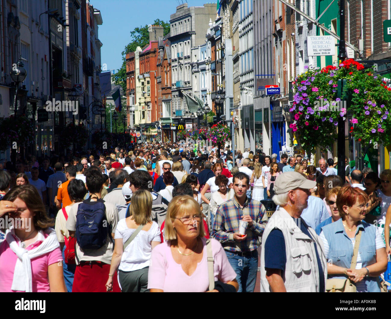 La Folla di pedoni su Grafton Street nel centro di Dublino in Irlanda Foto Stock
