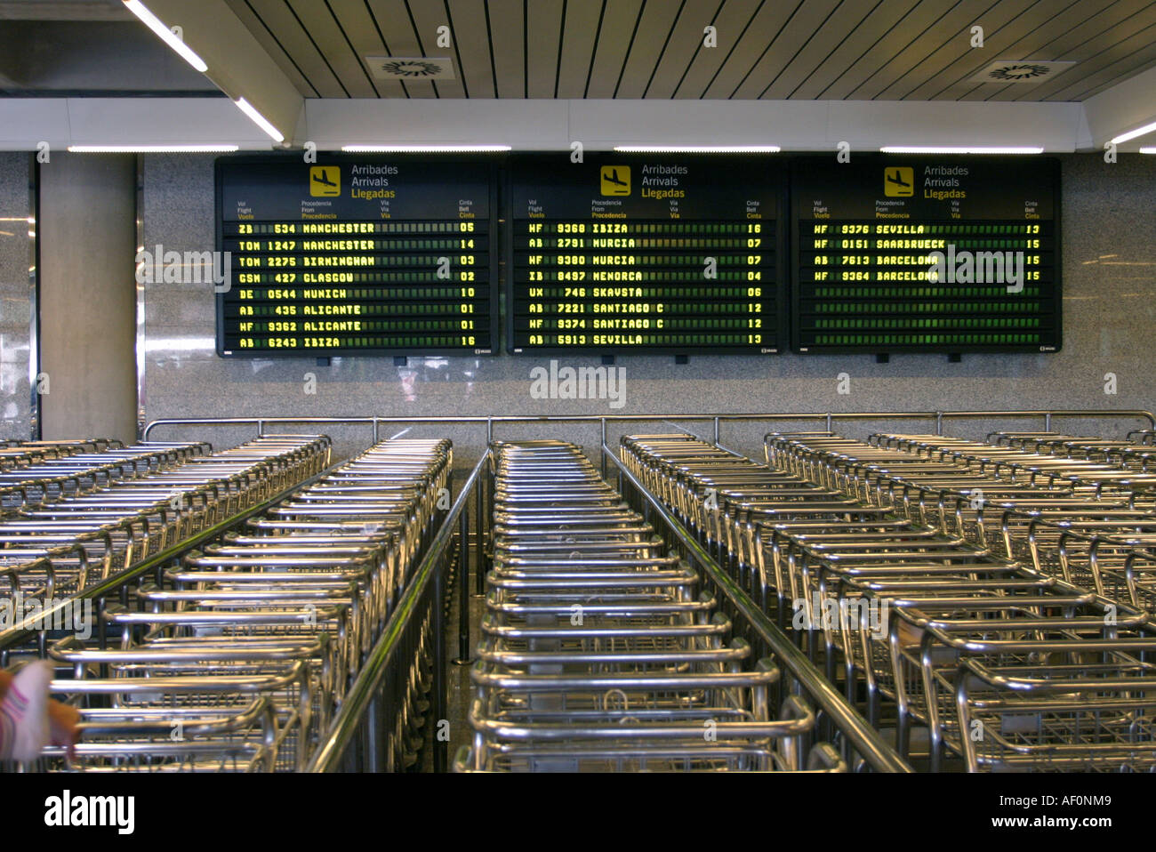 Carri bagagli di fronte alla pensione degli arrivi all'Aeroporto di Palma Mallorca Spagna Spain Foto Stock