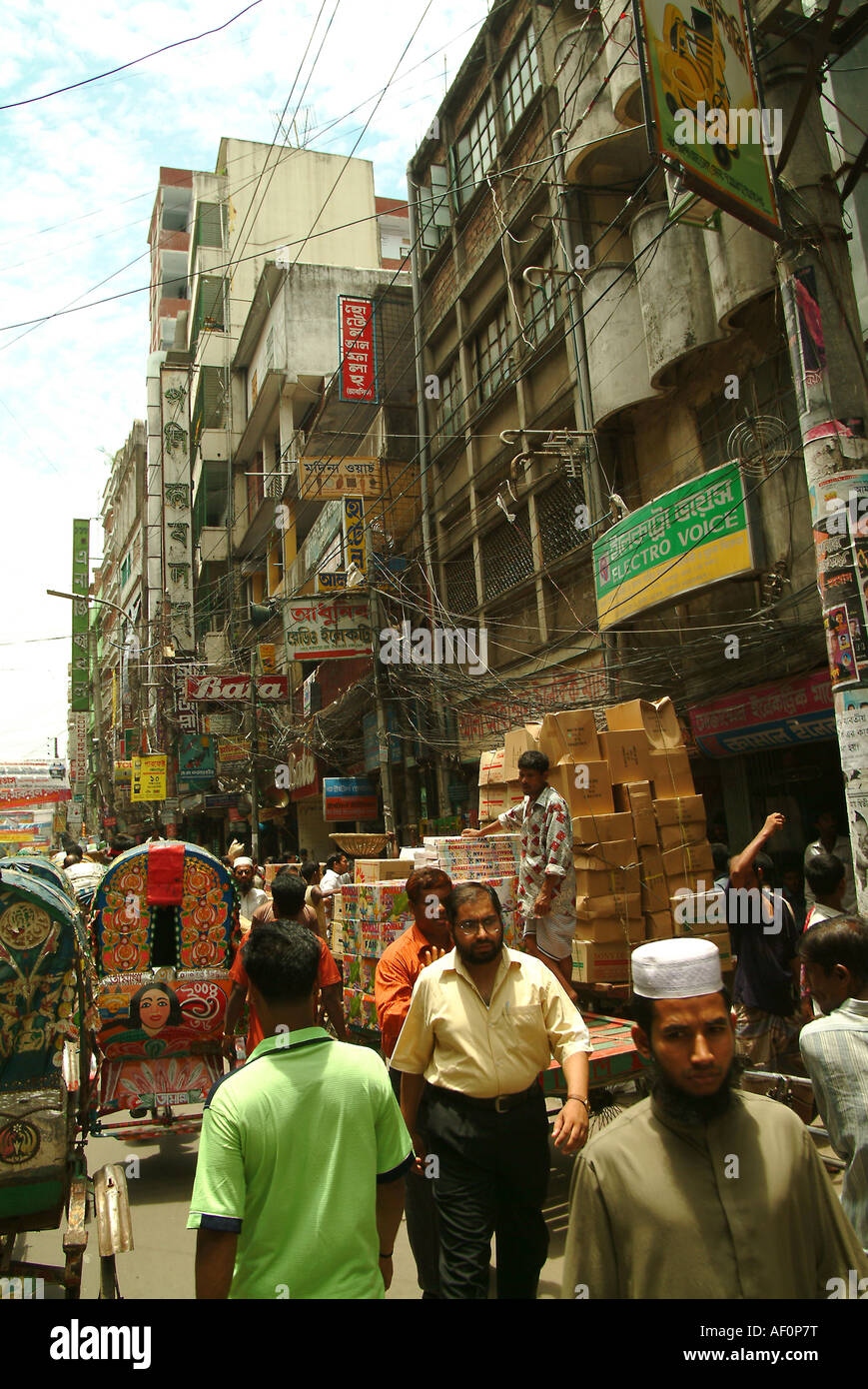 Una strada trafficata nella vecchia Dacca in Bangladesh. Foto Stock