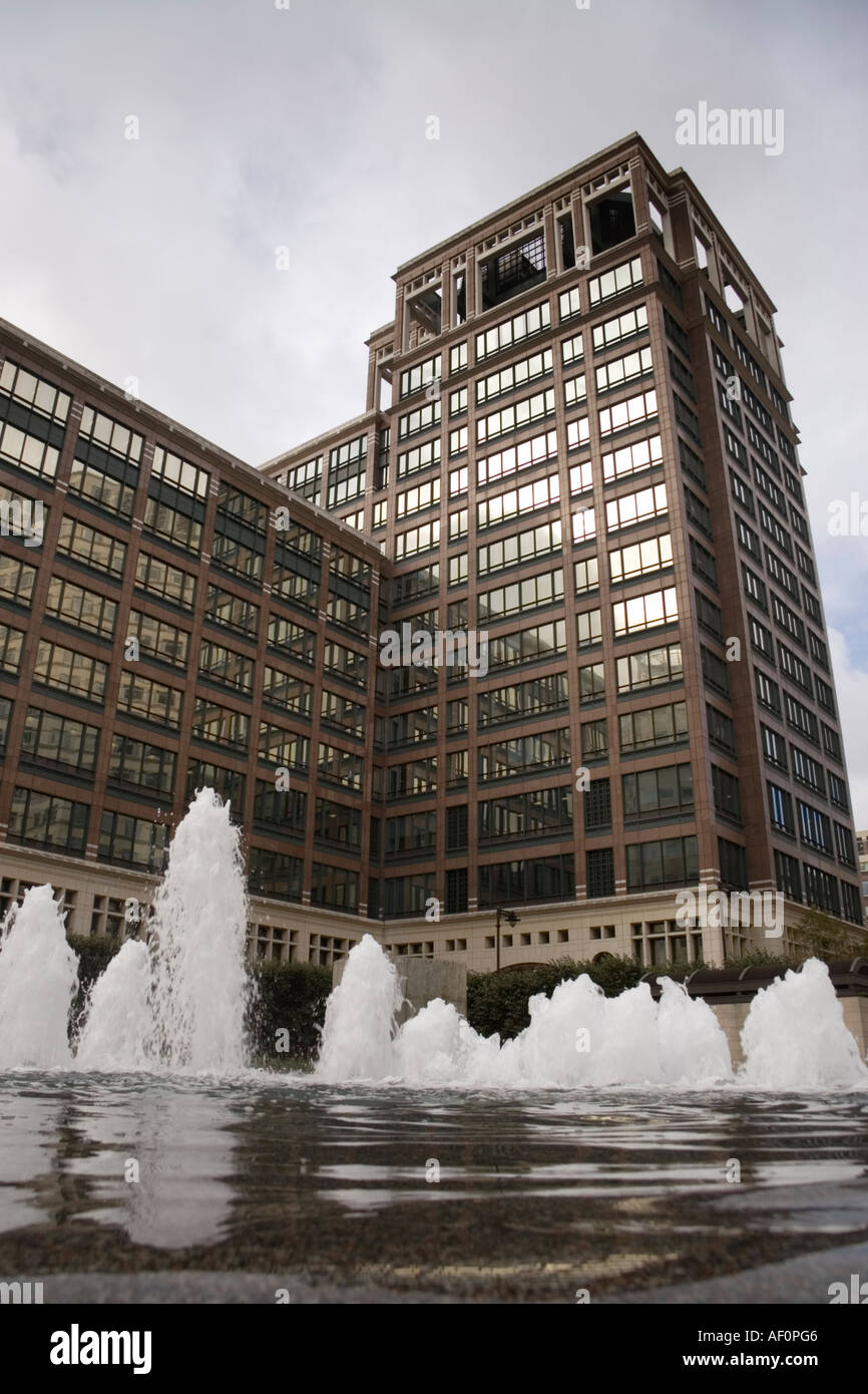 Le fontane in Cabot Square a Canary Wharf a Londra s Docklands angolo basso Foto Stock