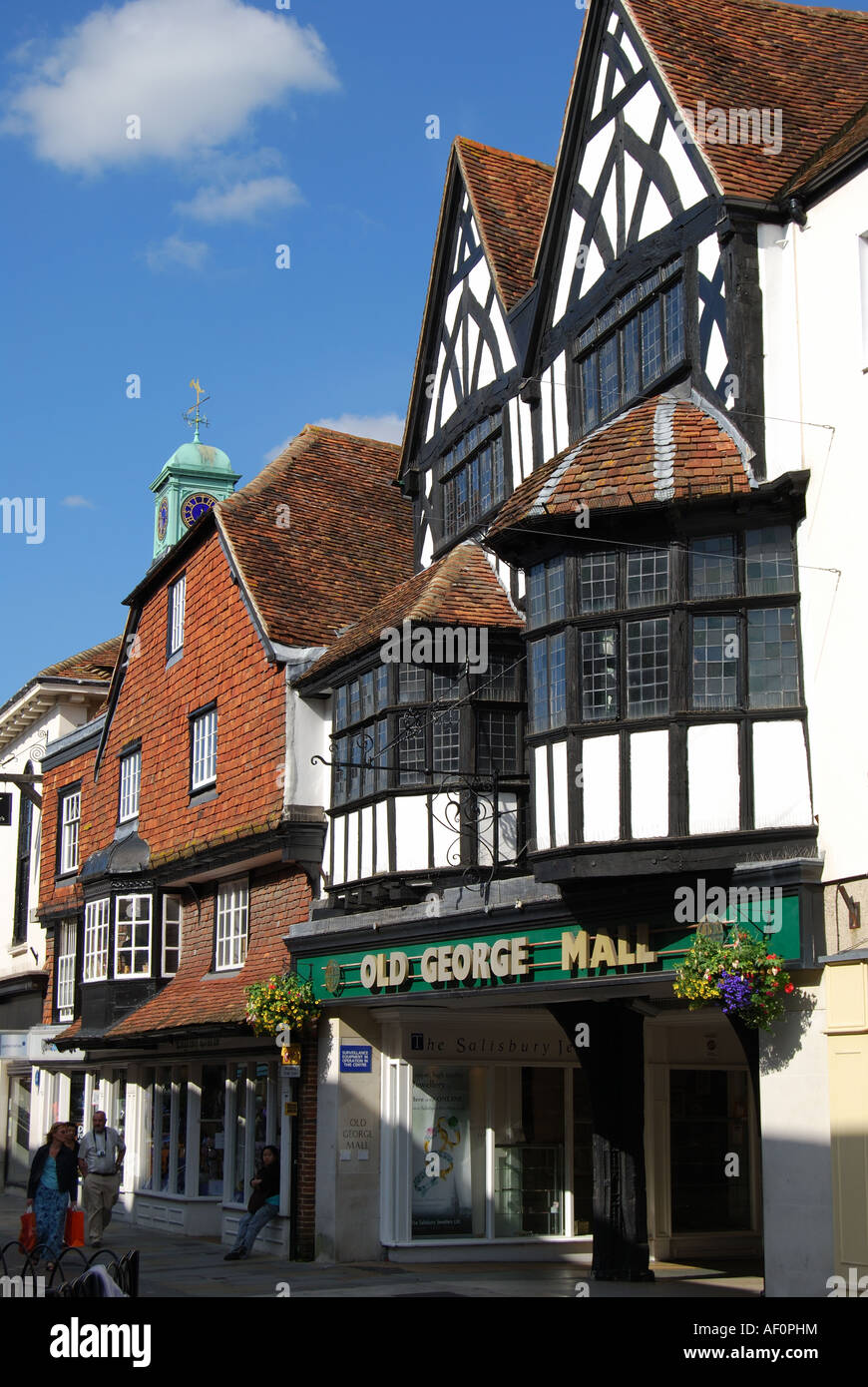 Il vecchio George Mall, High Street, Salisbury, Wiltshire, Inghilterra, Regno Unito Foto Stock