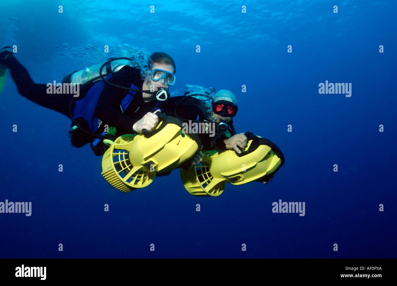 Subacquei in immersione subacquea Immersione su veicoli a propulsione o DPV scooter Foto Stock