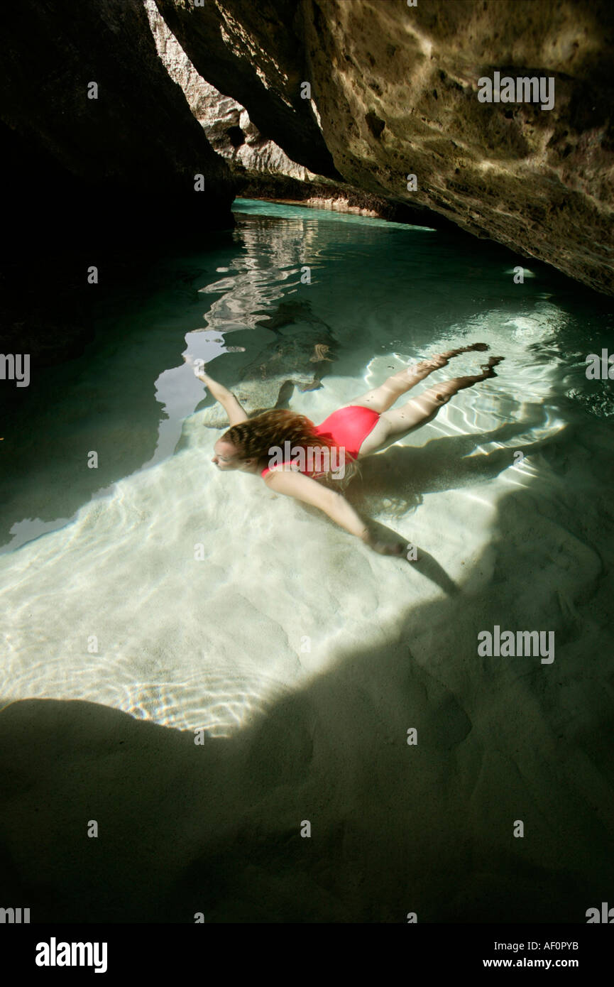 Donna in piscina rocce aka foro di nuoto Muertos Cay Cay Sal Banca Isole Bahamas Foto Stock
