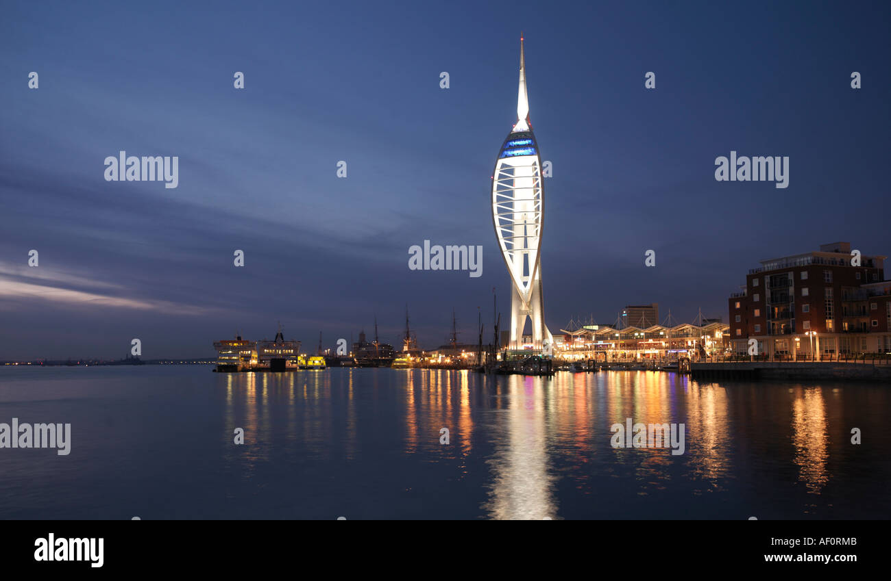 Spinnaker Tower al Gunwharf Quays al tramonto il porto di Portsmouth Portsmouth Inghilterra REGNO UNITO Foto Stock