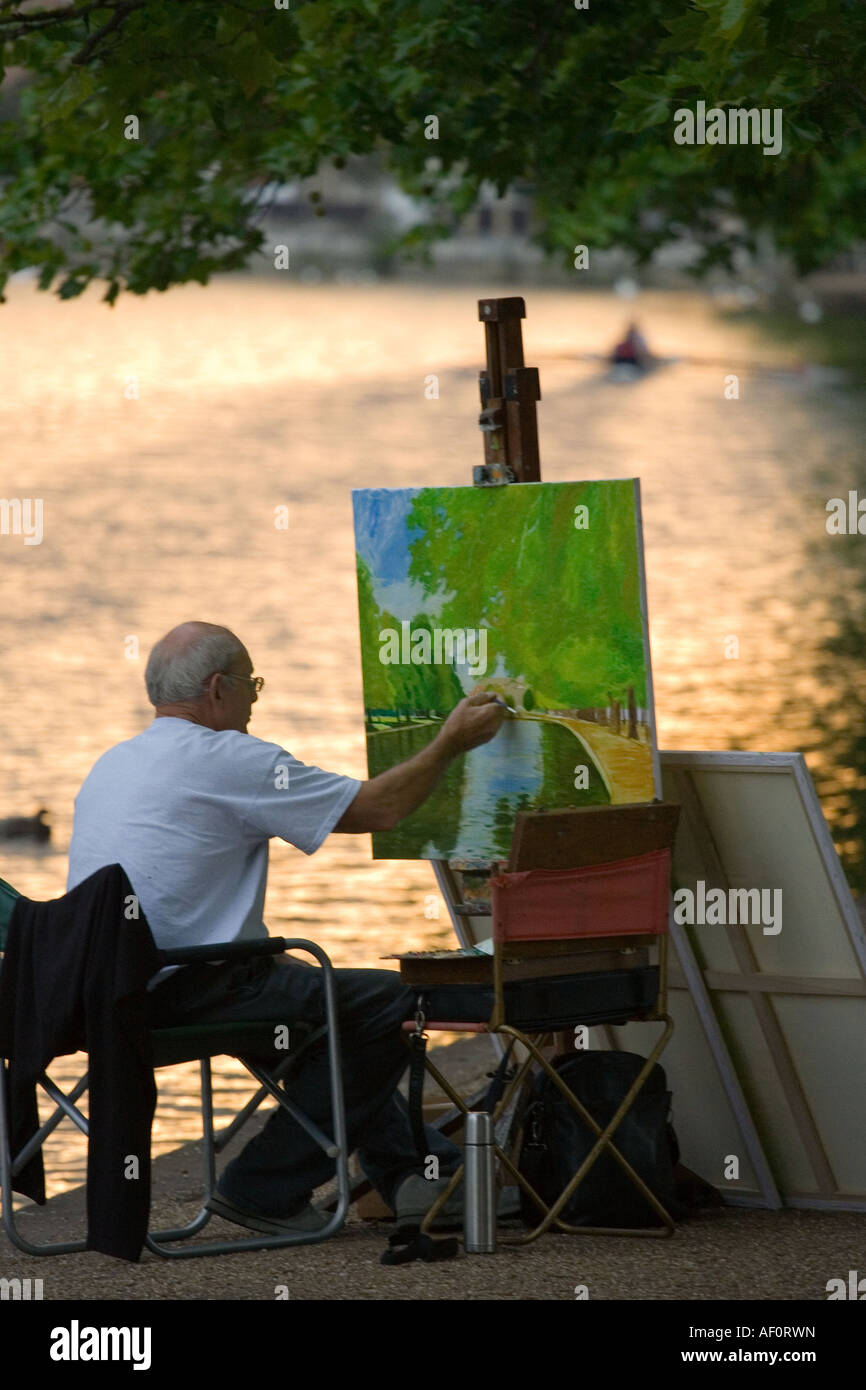 Artista uomo pittura Scena di fiume Foto Stock