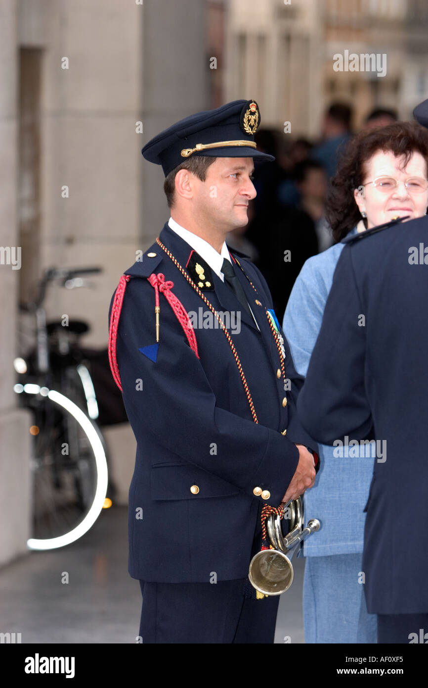 Buglers dell'Ultimo Post Associazione eseguire ogni notte tributo di morti di WW1 con nessuna tomba conosciuta sotto il Menin Gate Ypres Foto Stock