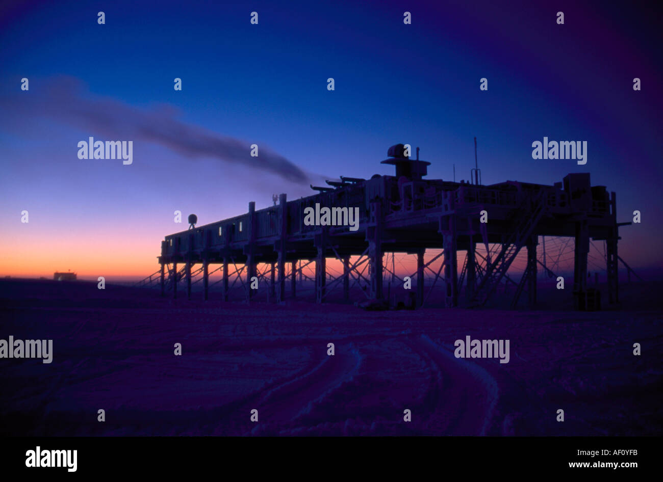 Inizio della primavera luce al di sopra delle leggi la piattaforma a Halley Bay, Antartide Foto Stock