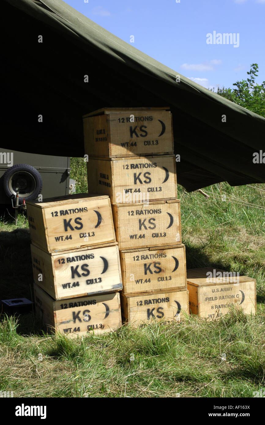Scatole di K-razioni alimentari per un esercito riuniti sotto canvas. Foto Stock